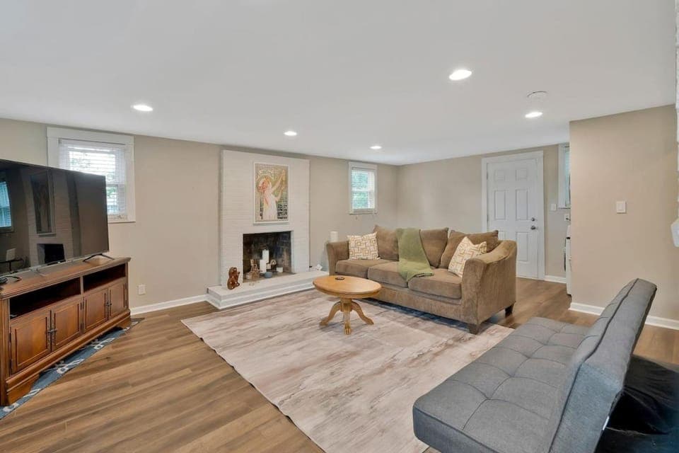 Spacious 3 bedroom home 3 miles to DT House in Nashville