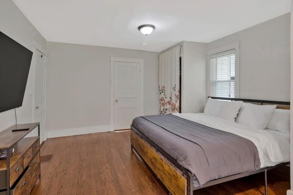 Spacious 3 bedroom home 3 miles to DT House in Nashville