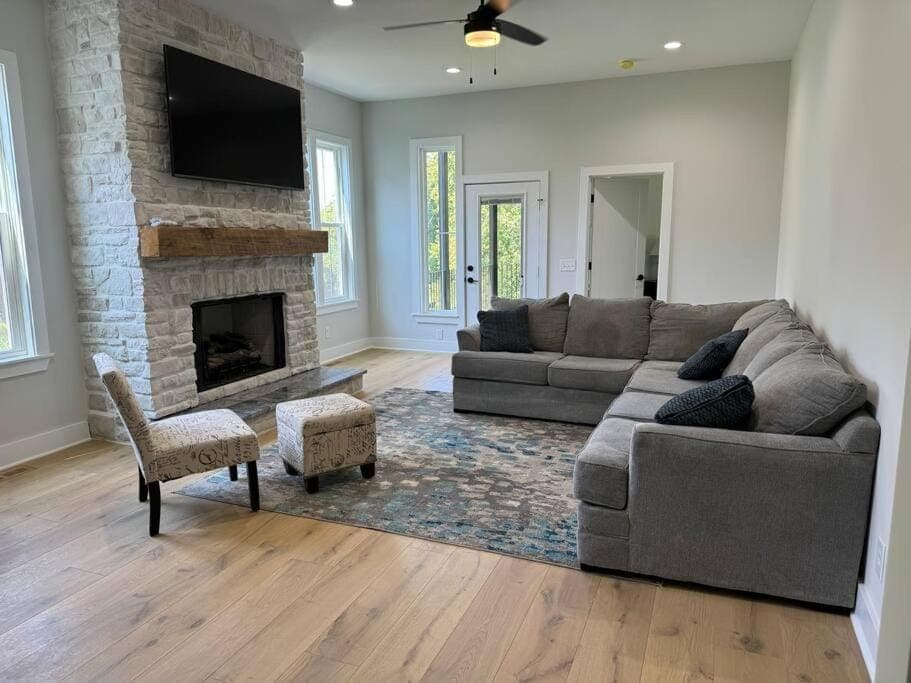 Luxury Home 4B, 3B Sleeps 18 25min to Nashville House in Mount Juliet