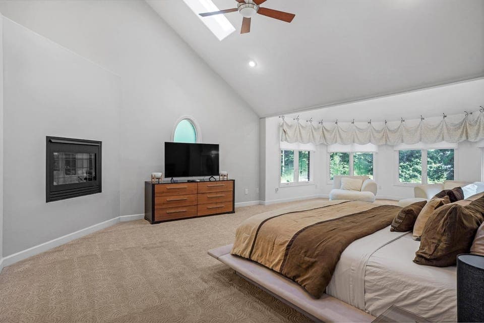 Luxurious Private Lakefront Paradise House in Mooresville
