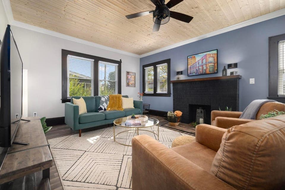 Walk to State Street - Remodeled Home House in Bristol