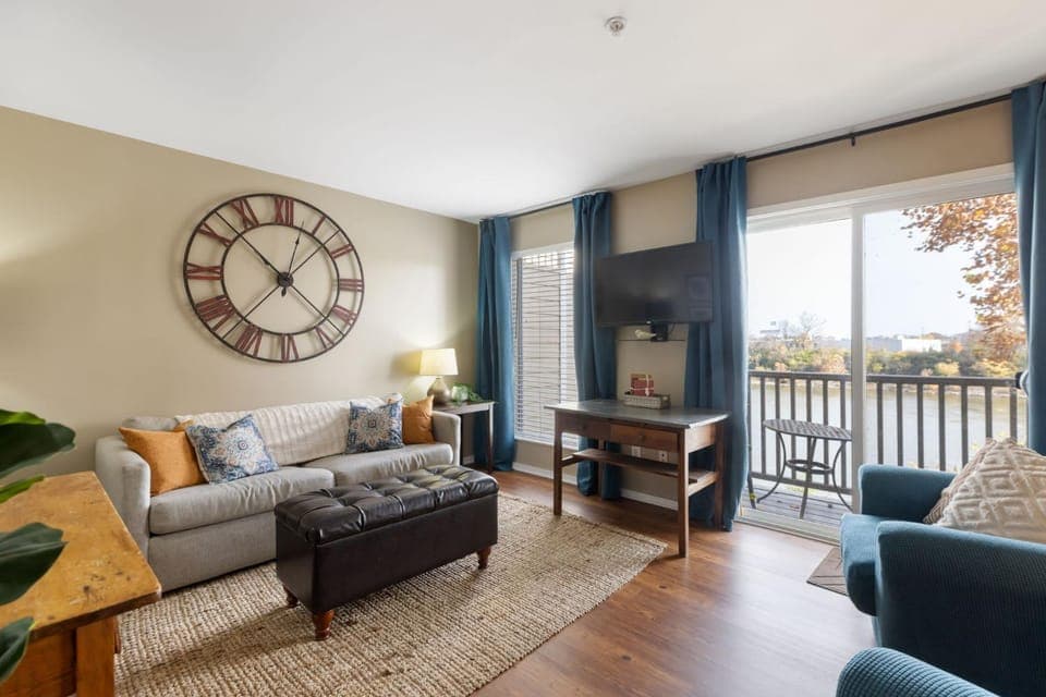 TV and multimedia, View (from property/room), Living room, River view