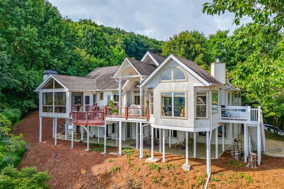 Million-Dollar Views & Patio: Hiawassee Hideaway House in Chatuge Lake