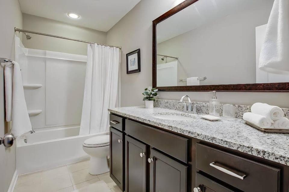 Shower, Toilet, Bathroom, Bath, towels