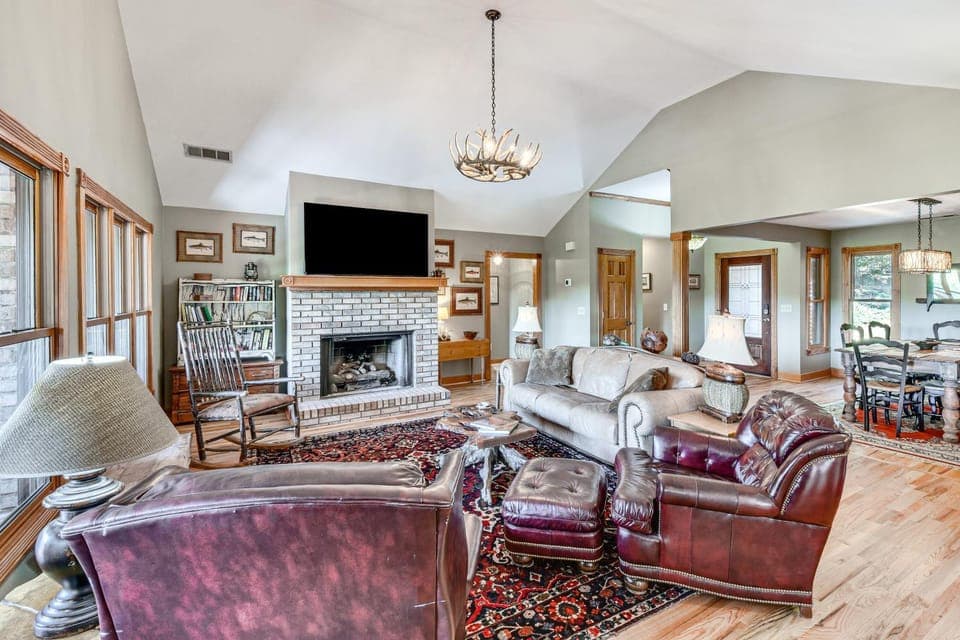 Mountain & Waterfall Views: Stunning Dahlonega Gem House in White County