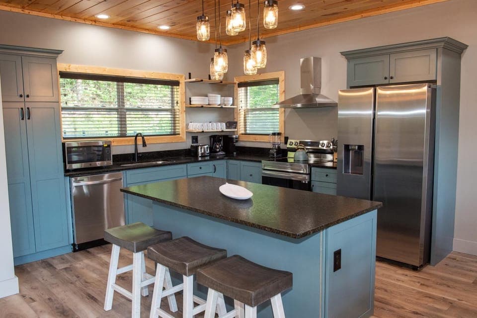 Augys View- Mountain Views-large parking-Large Cabin Cabin in Sevier County