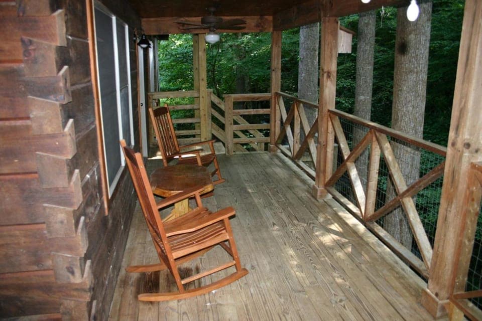 Newly Renovated Log Cabin, Hot Tub, Roaring Creek Cabin in Tennessee