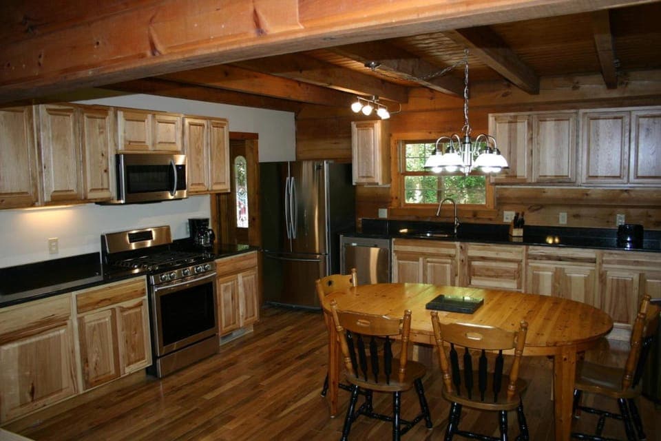 Newly Renovated Log Cabin, Hot Tub, Roaring Creek Cabin in Tennessee