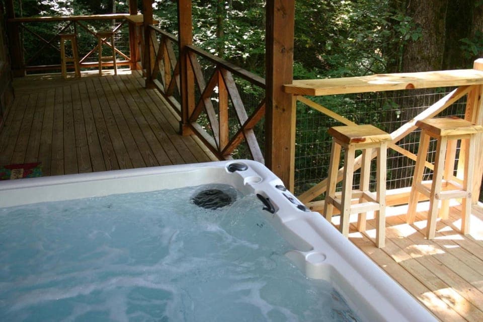 Newly Renovated Log Cabin, Hot Tub, Roaring Creek Cabin in Tennessee