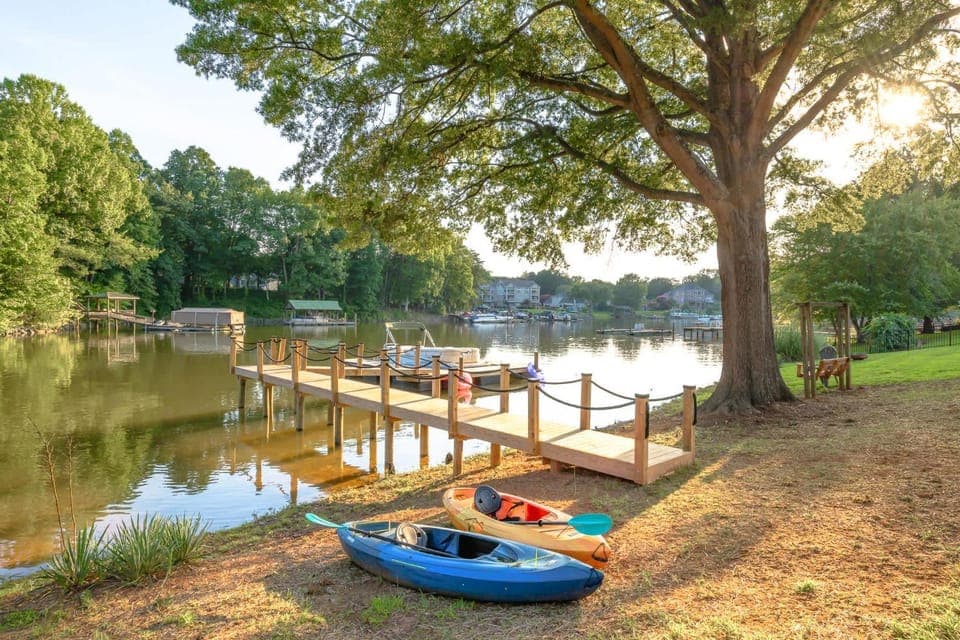 Lakefront Retreat with Dock and Pool House in Mooresville