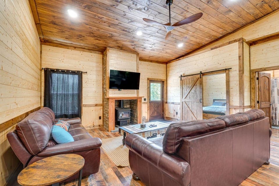 Hot Tub & Mtn Views: Pet-Friendly Englewood Cabin Cabin in Tennessee