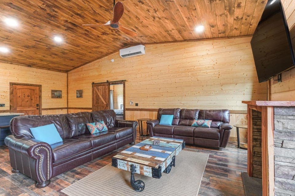 Hot Tub & Mtn Views: Pet-Friendly Englewood Cabin Cabin in Tennessee
