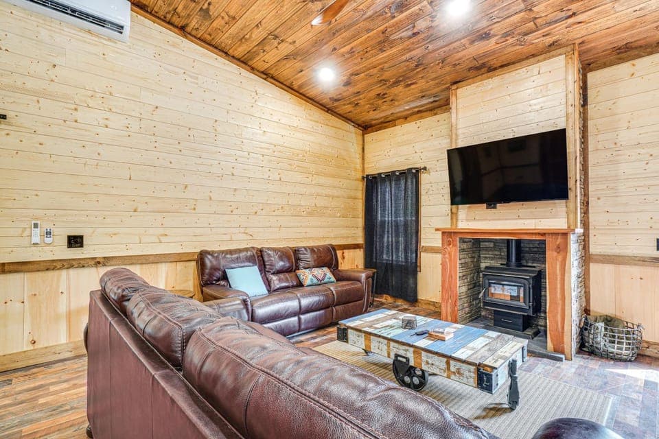 Hot Tub & Mtn Views: Pet-Friendly Englewood Cabin Cabin in Tennessee