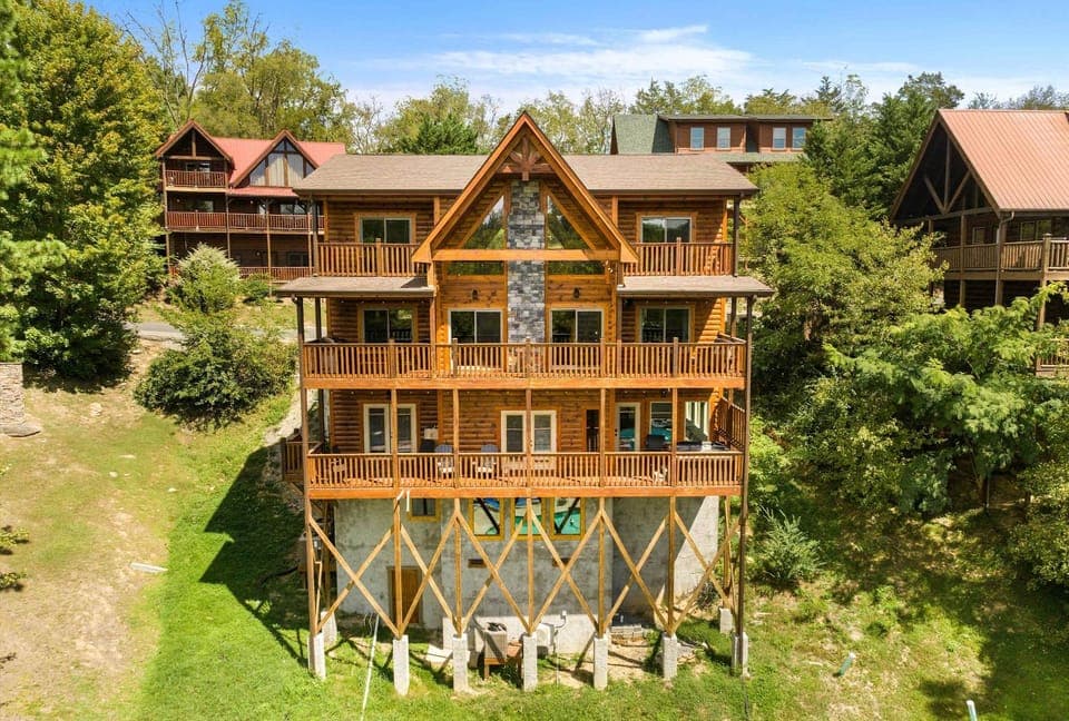 In & Out Pool, Near Dollywood, Game Room, Luxury House in Pigeon Forge
