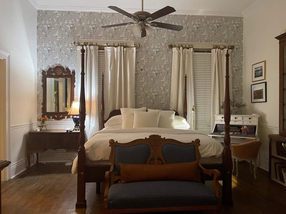 Bed, Photo of the whole room, Seating area, Bedroom
