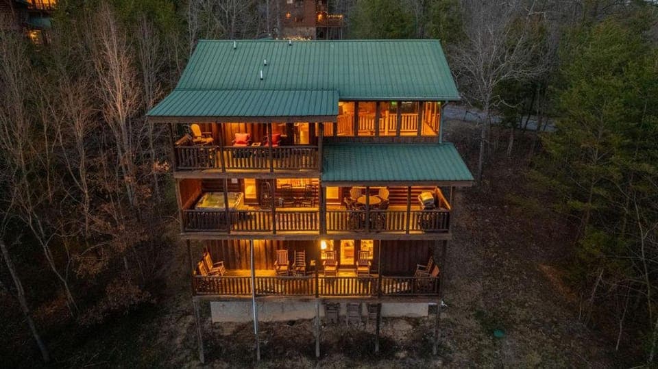 Can't Bear to Leave By Colonial Properties Chalet in Pigeon Forge