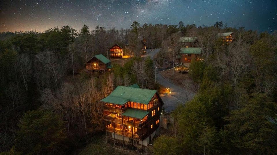 Can't Bear to Leave By Colonial Properties Chalet in Pigeon Forge