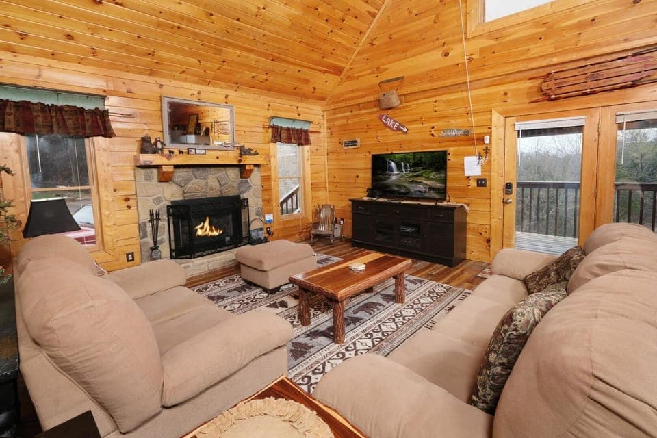 Lake Life By Colonial Properties Chalet in Douglas Lake