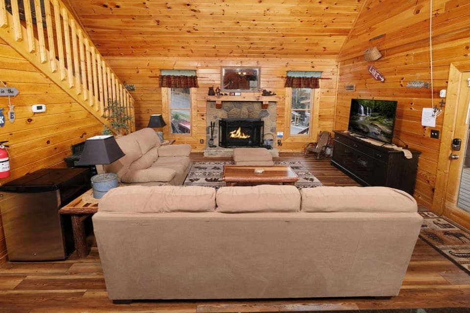 Lake Life By Colonial Properties Chalet in Douglas Lake