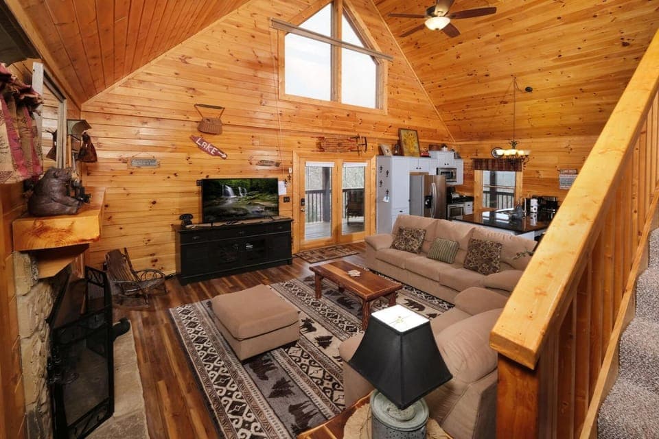 Lake Life By Colonial Properties Chalet in Douglas Lake