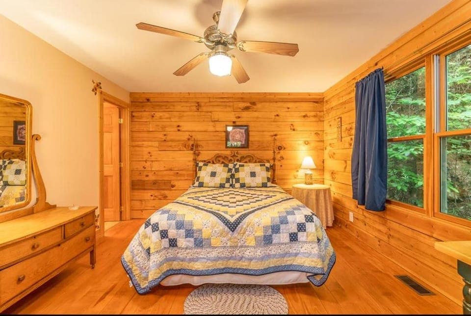 Hummingbird Hollow House in Swain County