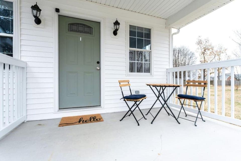 The Hideout Upscale 1 Bed Private Outdoor Space House in Tennessee