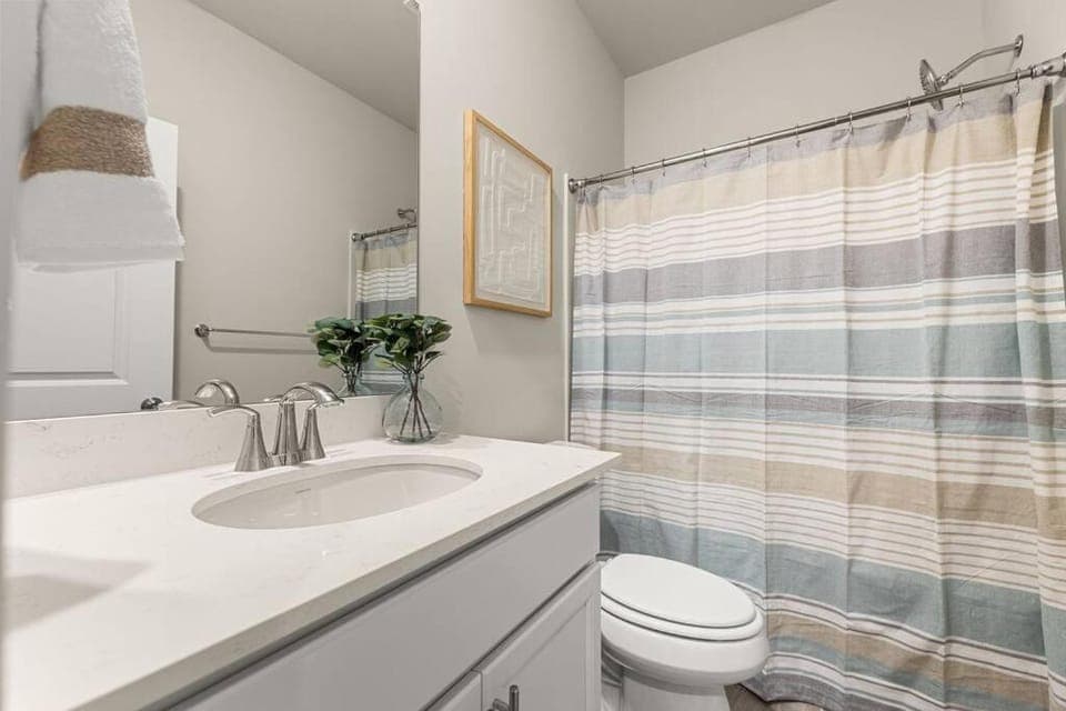 Shower, Toilet, Bathroom, towels