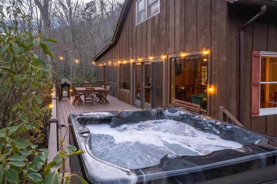 Deer Creek Lodge House in Swain County