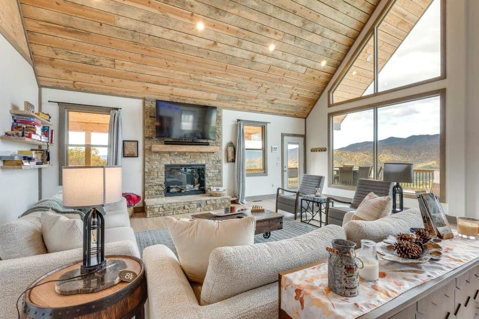 Blue Ridge Mountain-View Cabin w/ Hot Tub & Deck! Cabin in Tennessee