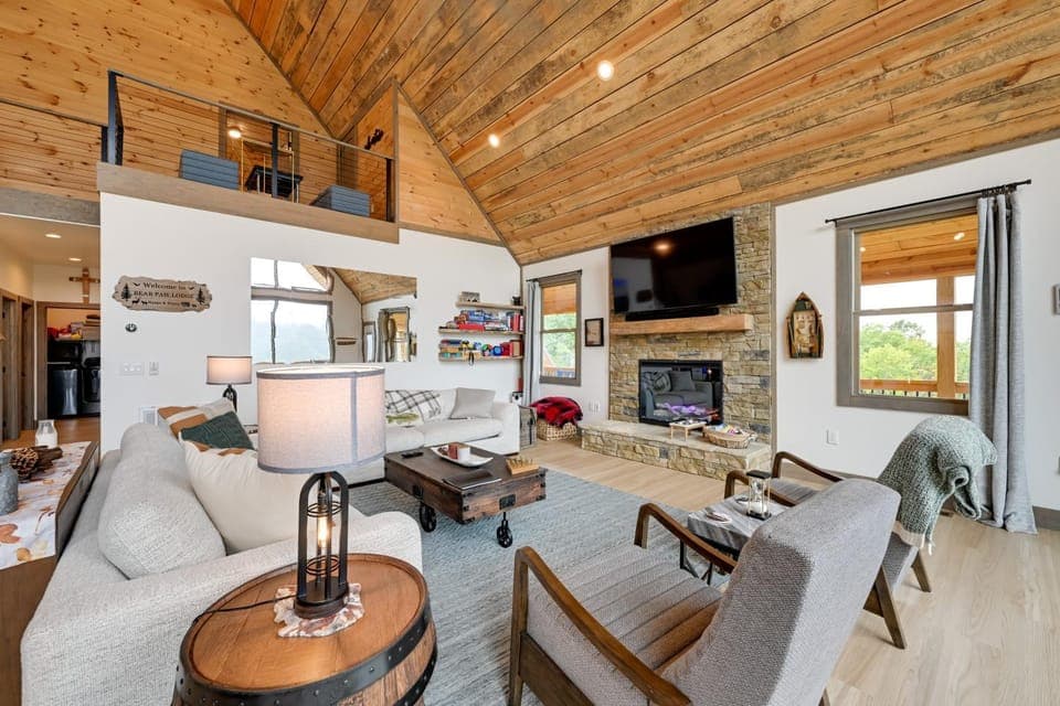 Blue Ridge Mountain-View Cabin w/ Hot Tub & Deck! Cabin in Tennessee