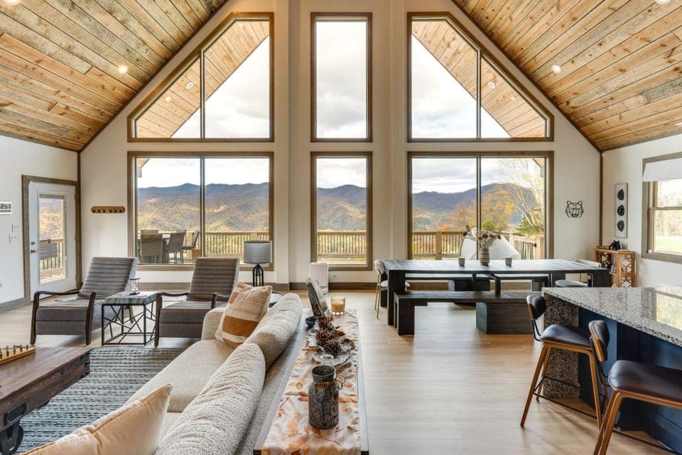 Blue Ridge Mountain-View Cabin w/ Hot Tub & Deck! Cabin in Tennessee