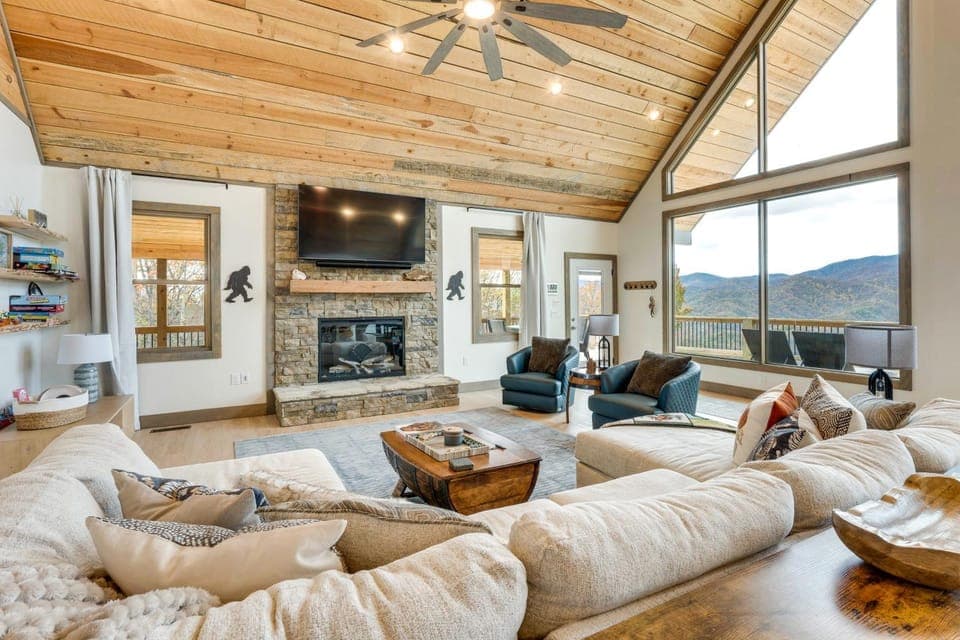 Nantahala Forest Cabin w/ Fire Pits & Hot Tub! Cabin in Tennessee