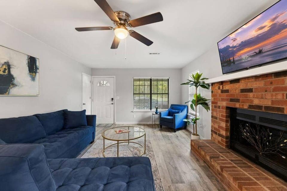 TV and multimedia, Living room, Seating area, Evening entertainment