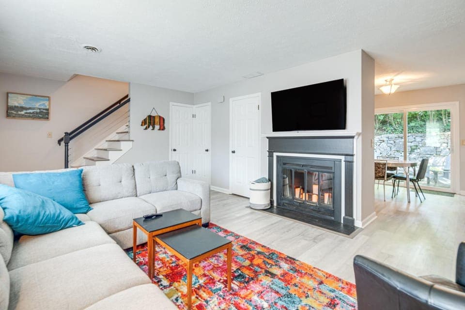 Walk to Main St Hendersonville: Chic Home w/ Yard House in Hendersonville