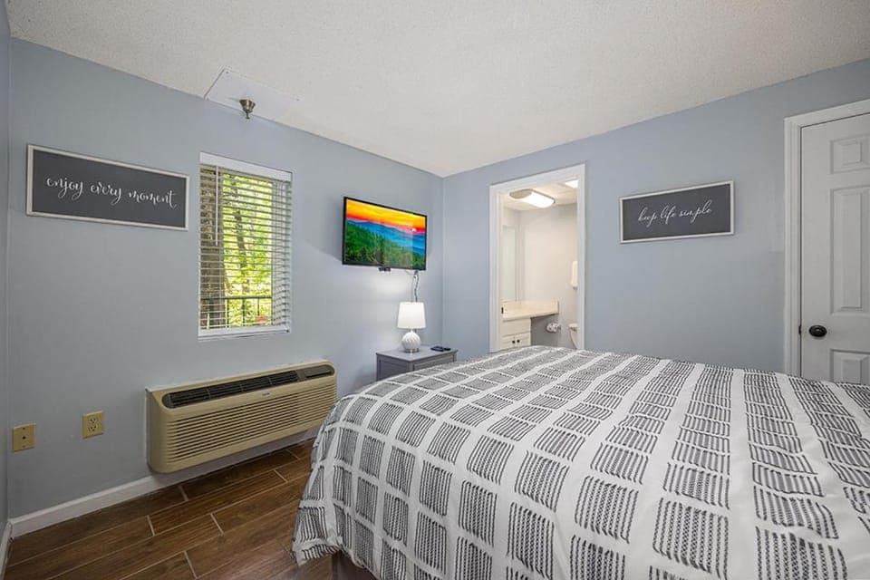 Bearfoot Lodge Gatlinburg Condo, Free Parking, & only a 12 mile from Ripley's Aquarium House in Gatlinburg