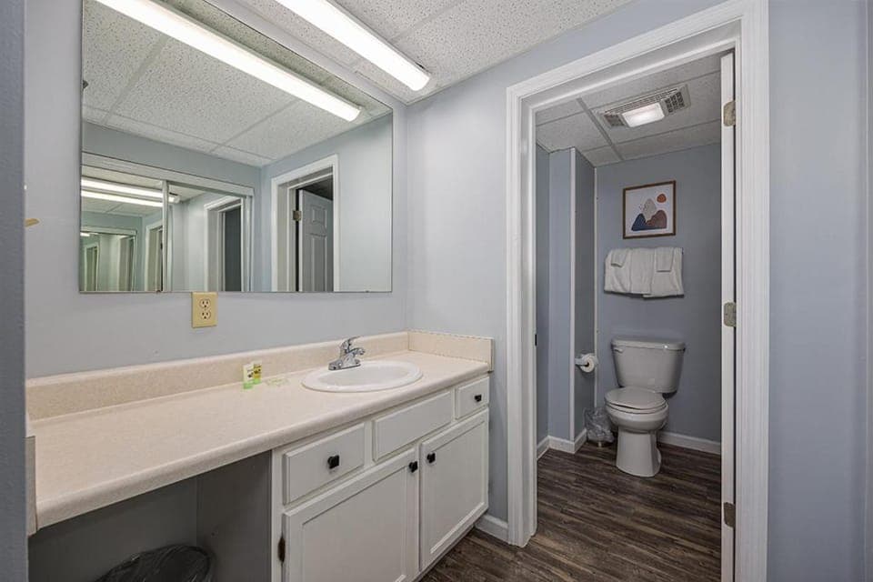 Bearfoot Lodge Gatlinburg Condo, Free Parking, & only a 12 mile from Ripley's Aquarium House in Gatlinburg