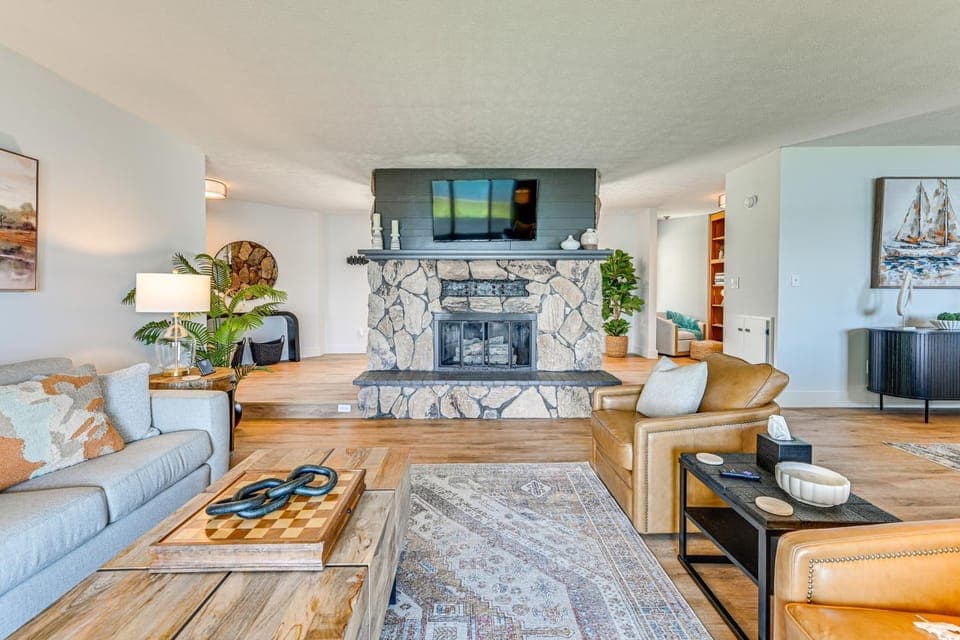 'Edgewater on Kentucky Lake' w/ Hot Tub & Games House in Lake Barkley