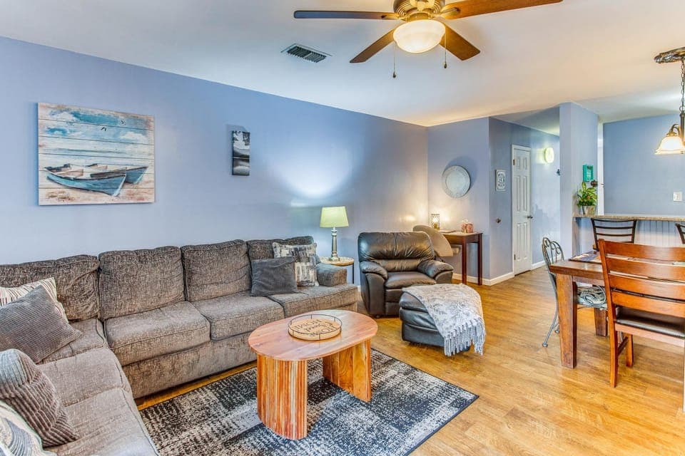 Walk to Ocean: Myrtle Beach Townhome w/ Patio House in Myrtle Beach