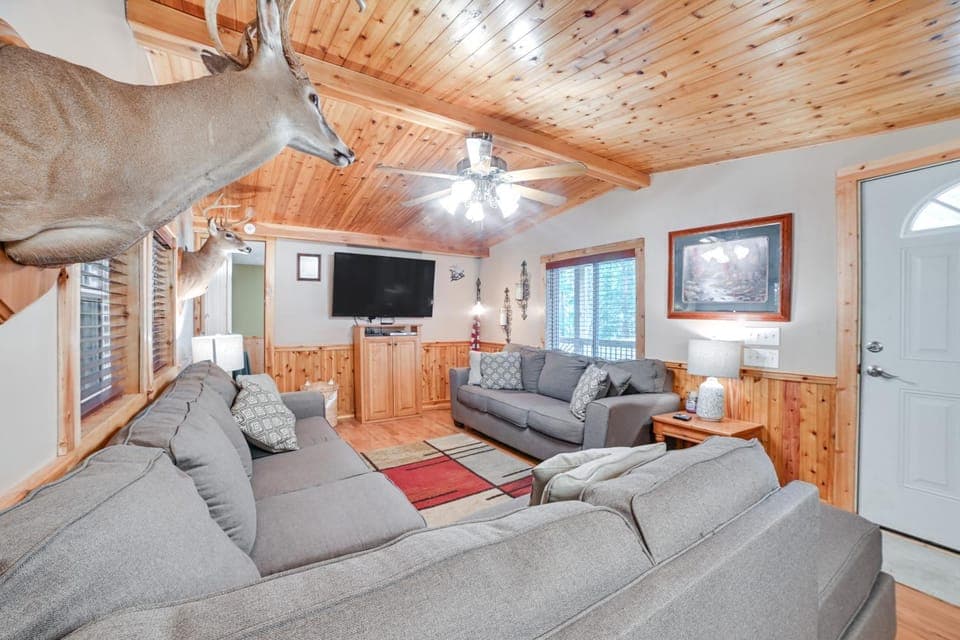 Walk to Lake: Dover Cabin w/ Views & Porch Cabin in Tennessee