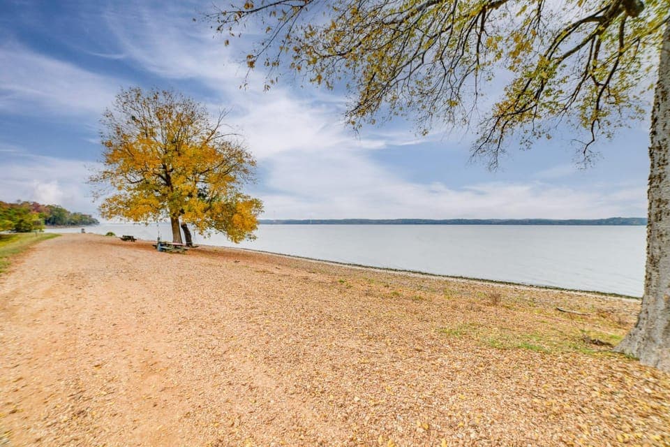 Walk to Lake: Dover Cabin w/ Views & Porch Cabin in Tennessee