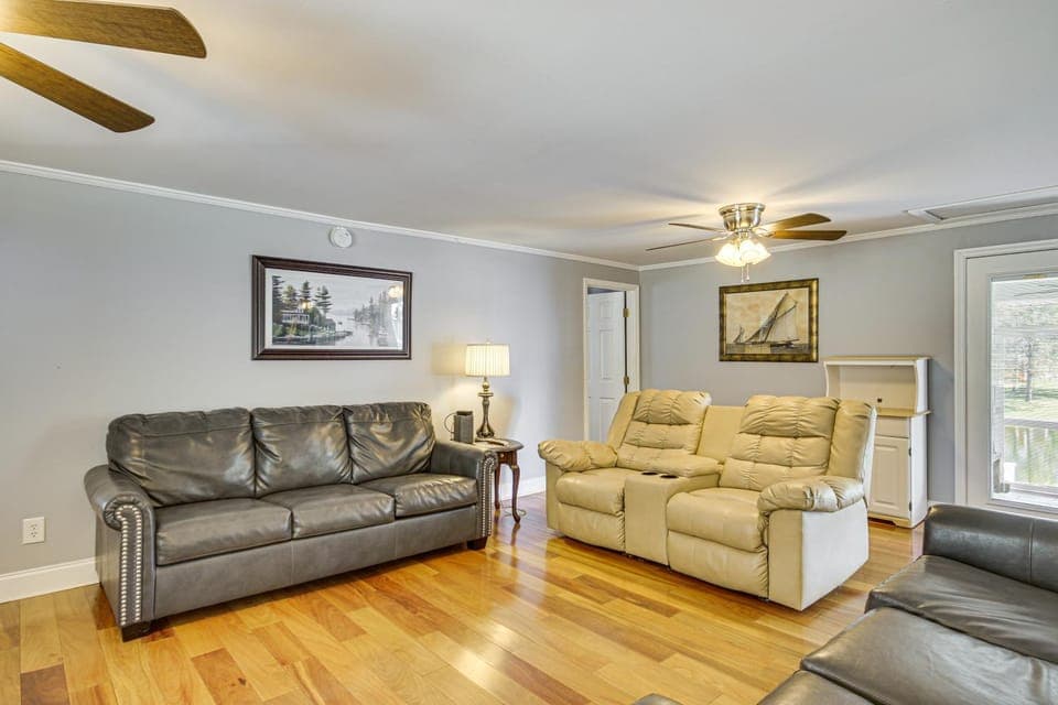 Walk to Marina! Prosperity Home w/ Screened Porch House in Leesville