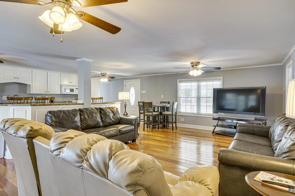Walk to Marina! Prosperity Home w/ Screened Porch House in Leesville