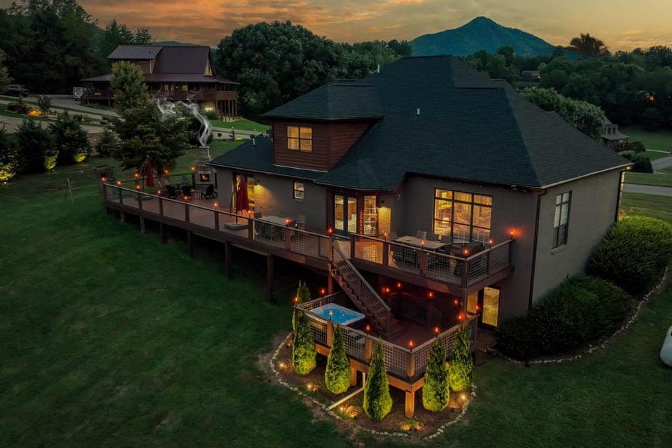 Greystone In The Smokies - Luxury Lodge - Pool House in Sevier County