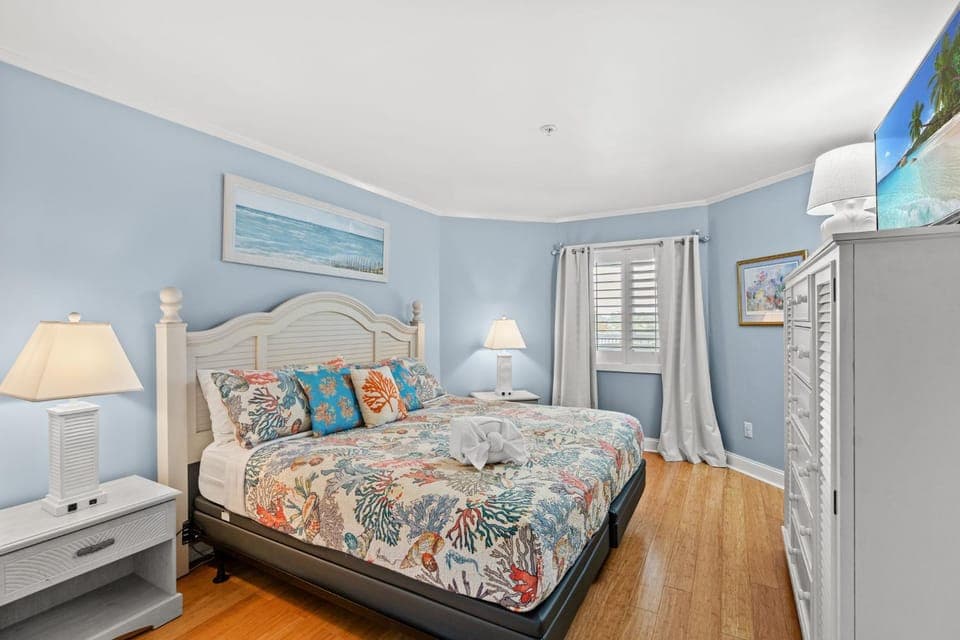 Bed, TV and multimedia, Photo of the whole room, Decorative detail, Bedroom