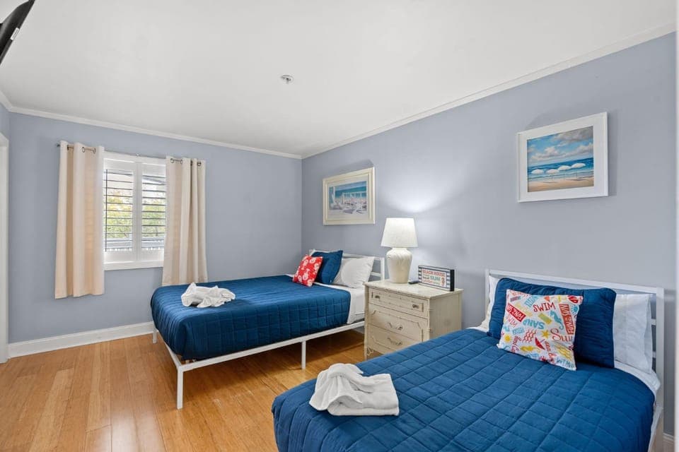 Bed, Photo of the whole room, Decorative detail, Bedroom