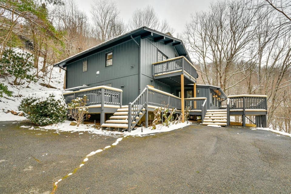 6 Mi to Skiing! Hot Tub Hideaway in Seven Devils House in Seven Devils