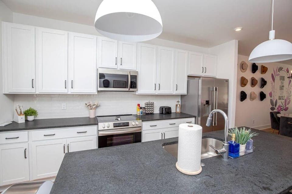 NEW! Beautiful Murals, Rooftop Deck & Karaoke! House in Nashville