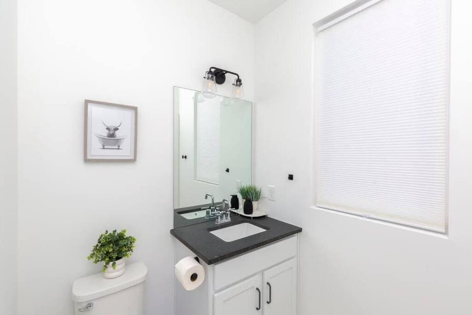 NEW! Beautiful Murals, Rooftop Deck & Karaoke! House in Nashville