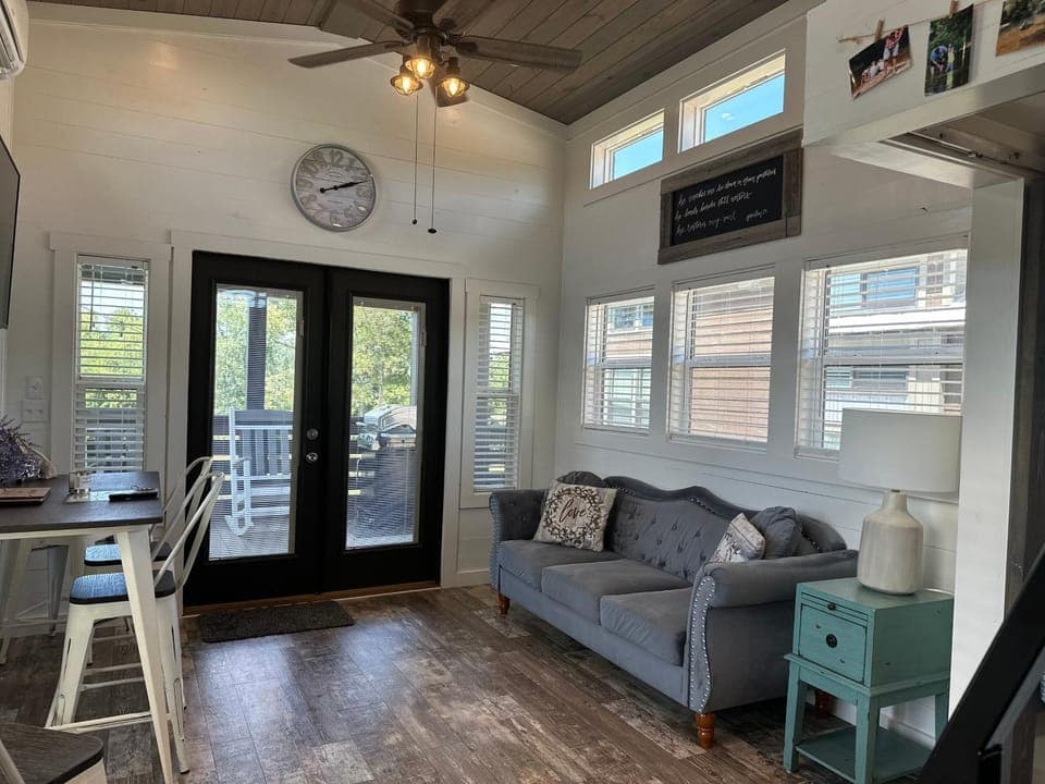 Living room, Seating area, air conditioner