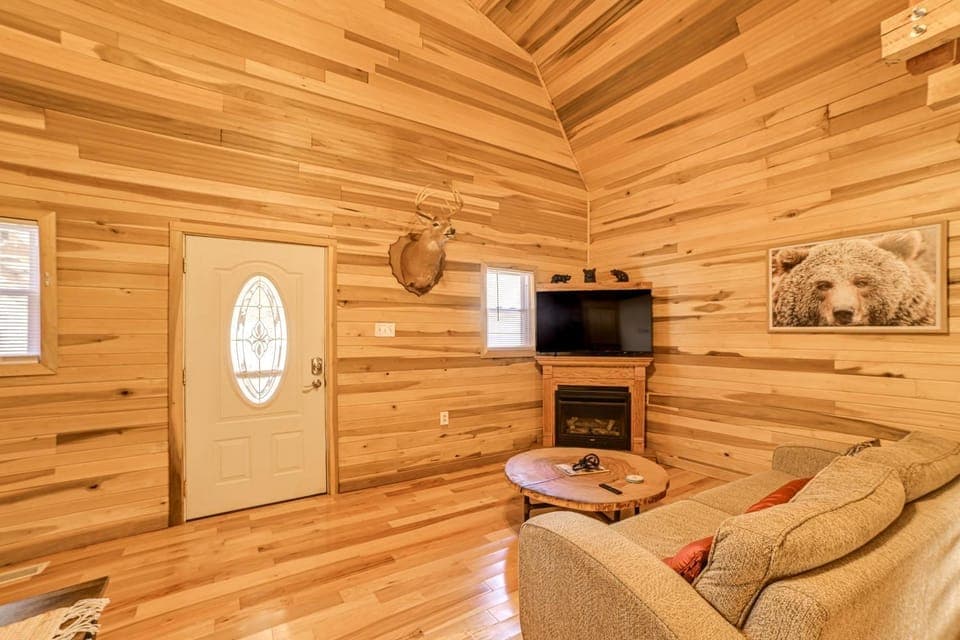 Steps to Kentucky Lake: Cozy Cabin w/ Deck! Cabin in Tennessee